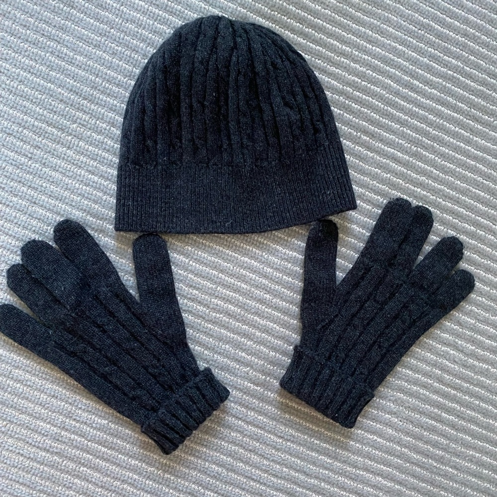 Brooks Brothers Slate Grey Ladies Scottish Cashmere Hat and Mittens Set